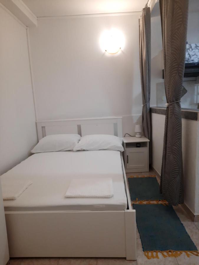 Apartmani Ana-Lora Lopar Eksteriør bilde
