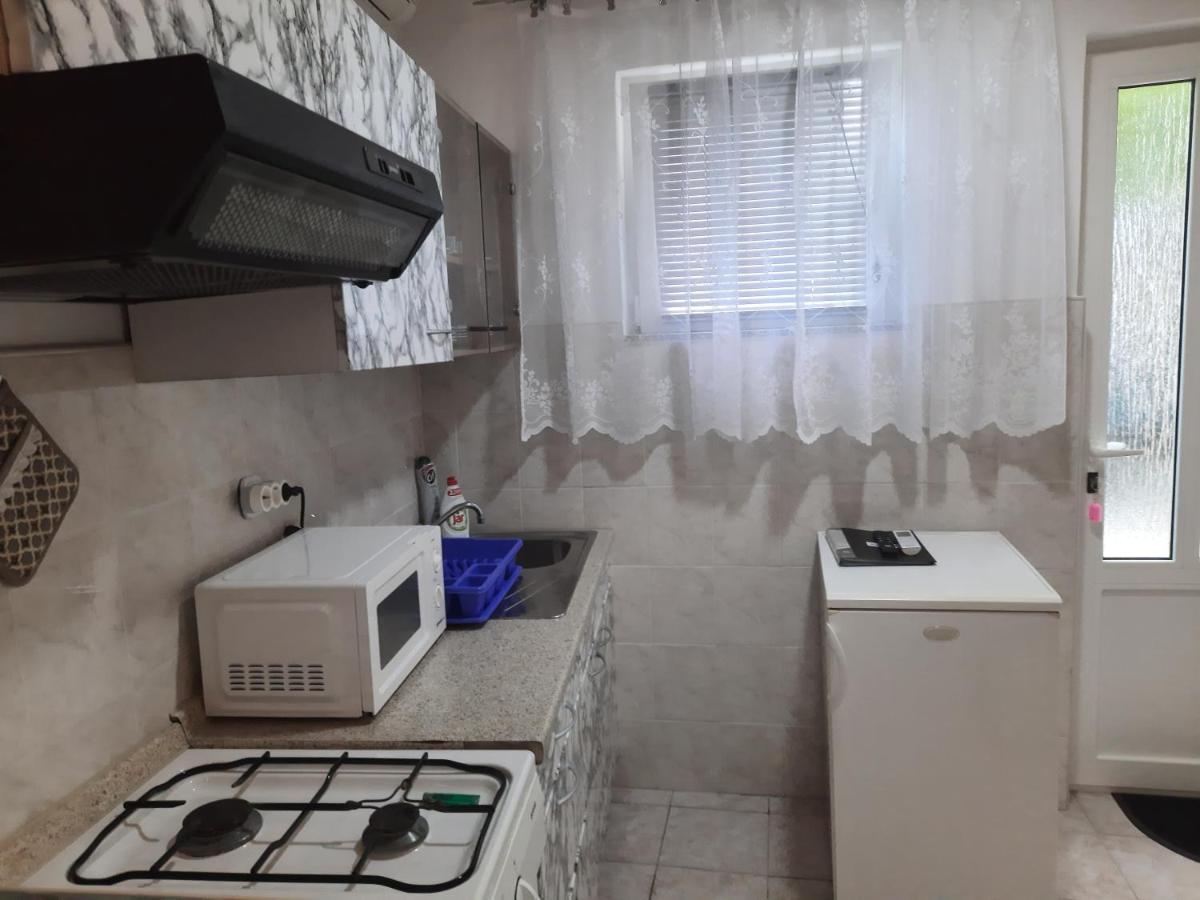 Apartmani Ana-Lora Lopar Eksteriør bilde