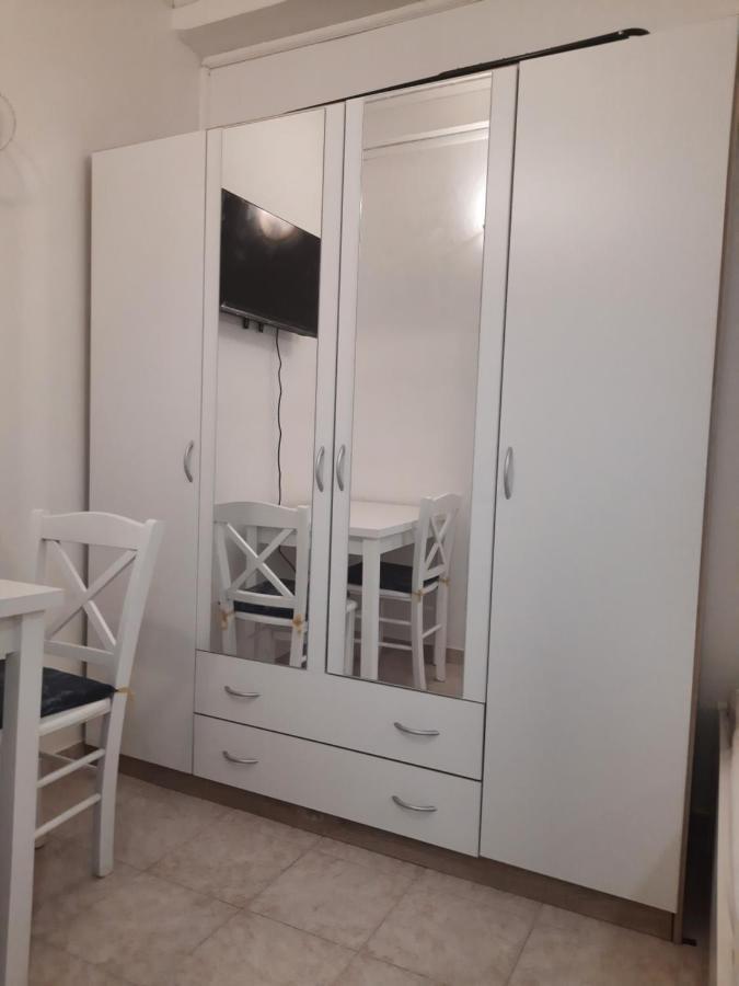 Apartmani Ana-Lora Lopar Eksteriør bilde