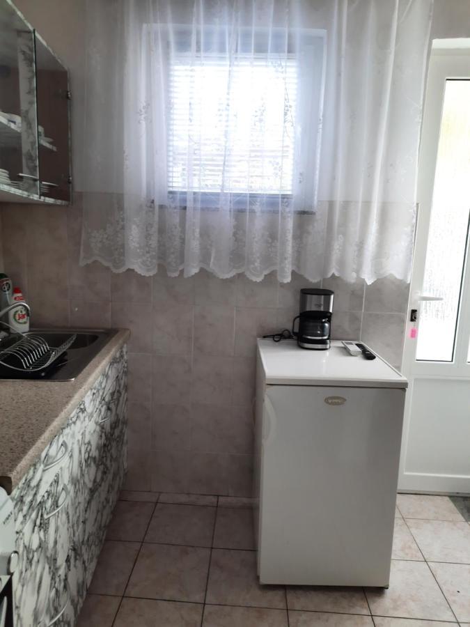 Apartmani Ana-Lora Lopar Eksteriør bilde