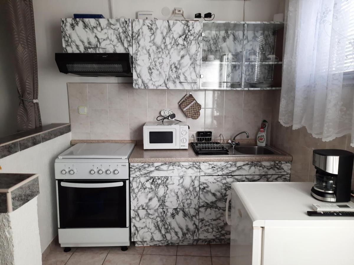 Apartmani Ana-Lora Lopar Eksteriør bilde