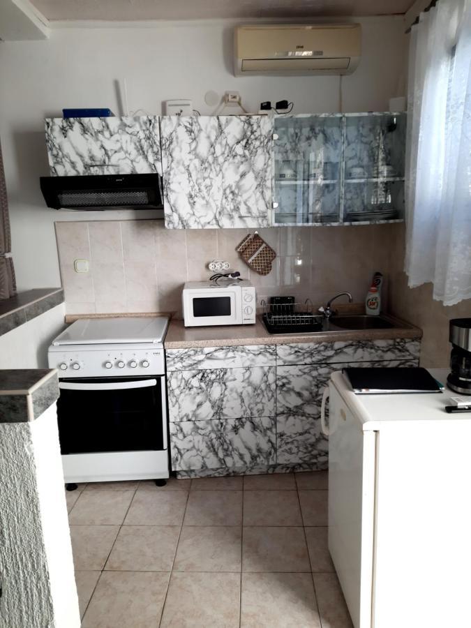 Apartmani Ana-Lora Lopar Eksteriør bilde